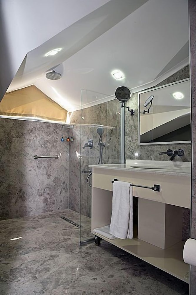 The Elegant Hotel 50/50