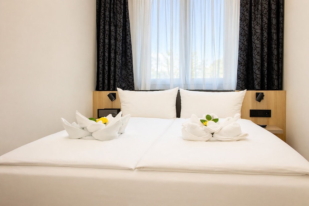 ROOM, DOUBLE OR TWIN BED, SHARED BATHROOM