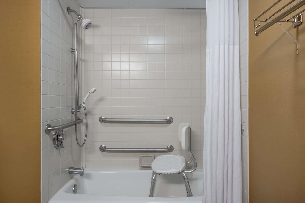 Days Inn by Wyndham Harrisburg North 10/32