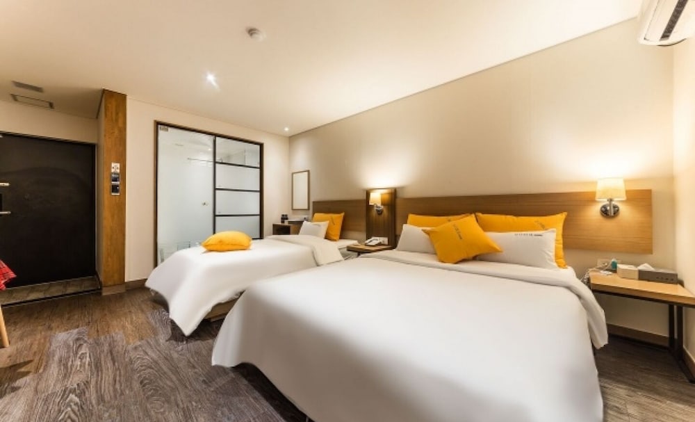 DELUXE, TWIN BEDS