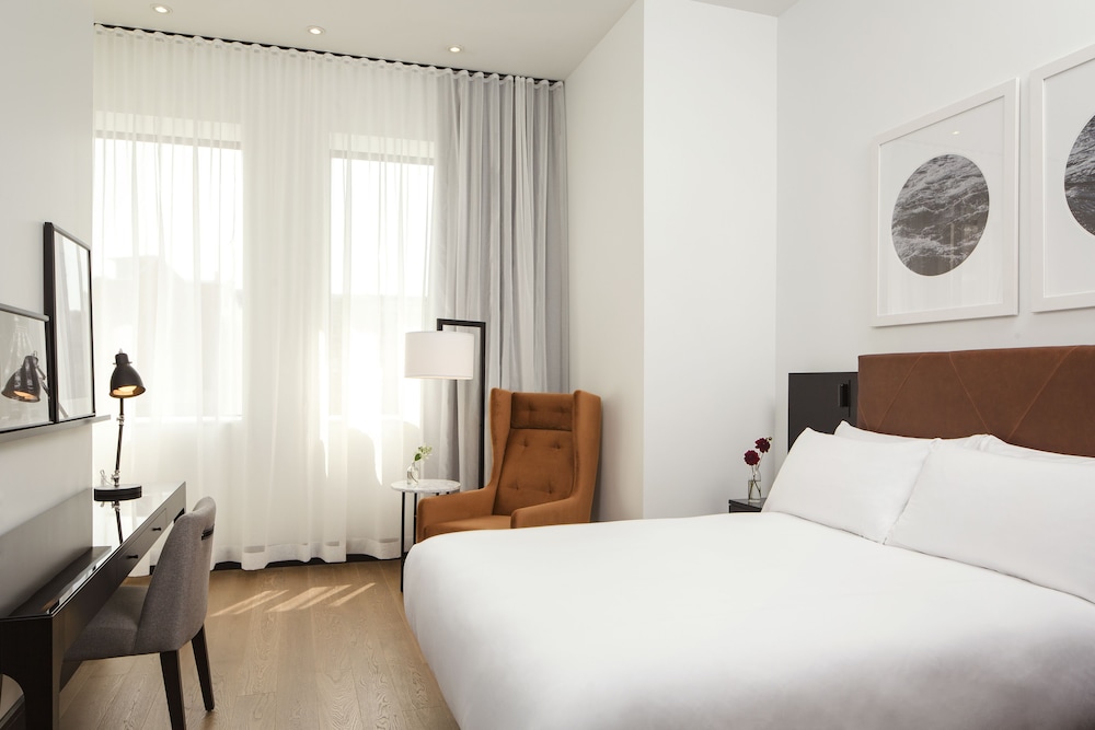 DELUXE, QUEEN BED