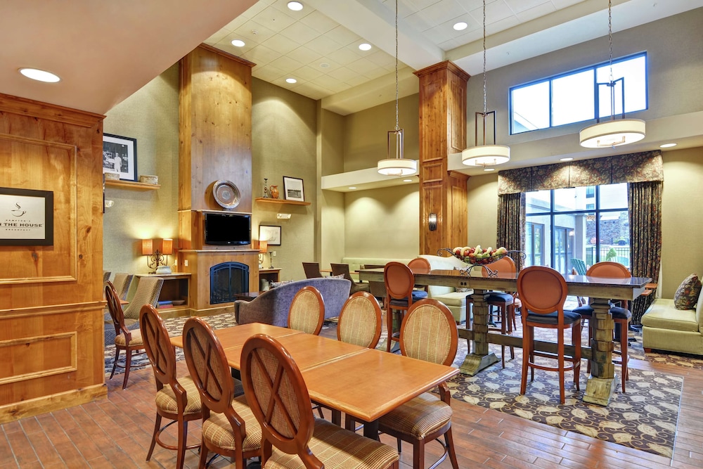 Hampton Inn and Suites New Hartford 53/64