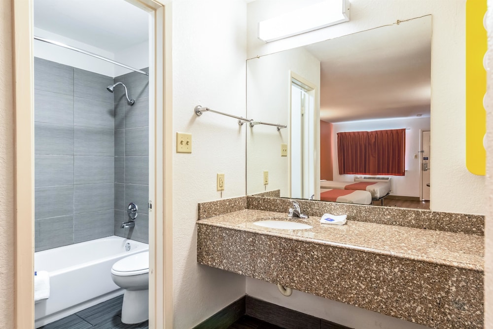 Motel6 San Antonio, TX - South IH-10 East 46/51