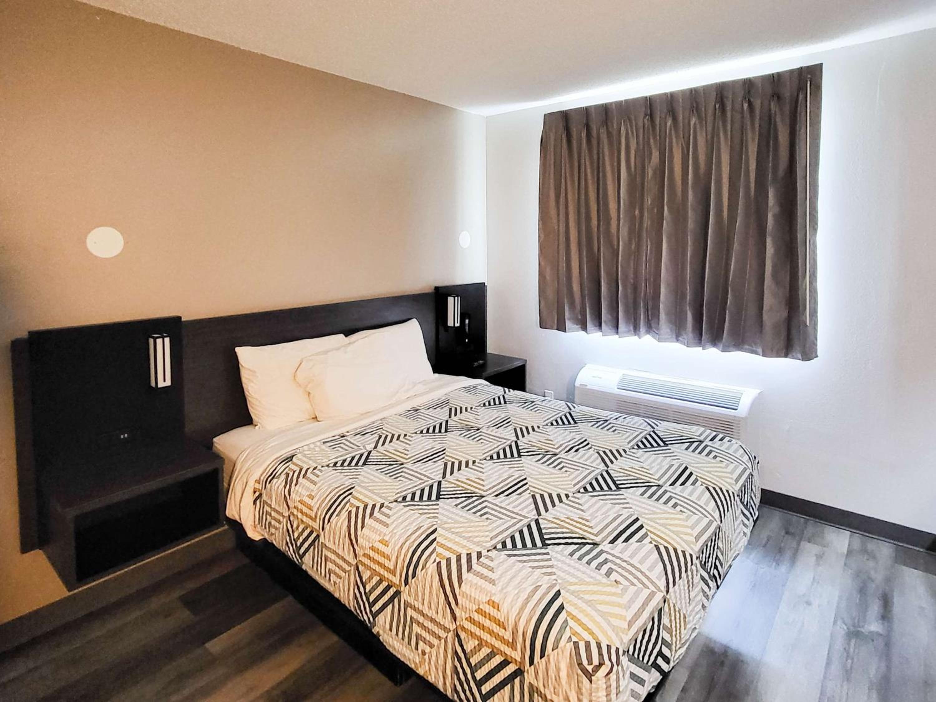 1 Queen Bed - Mobility Accessible Tub Nsmk