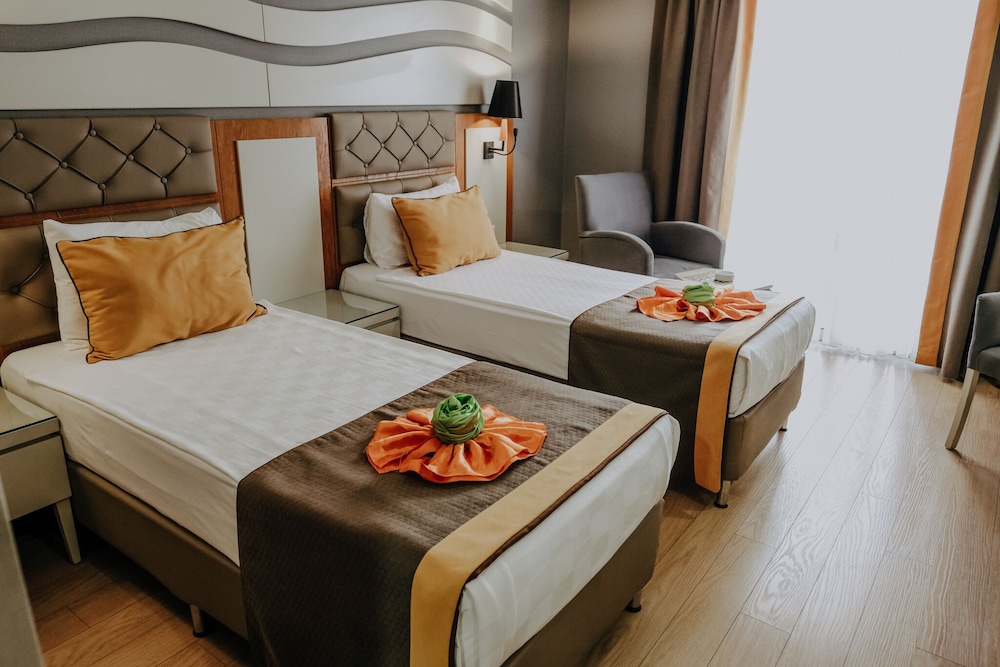 Saturn Palace Resort 8/50
