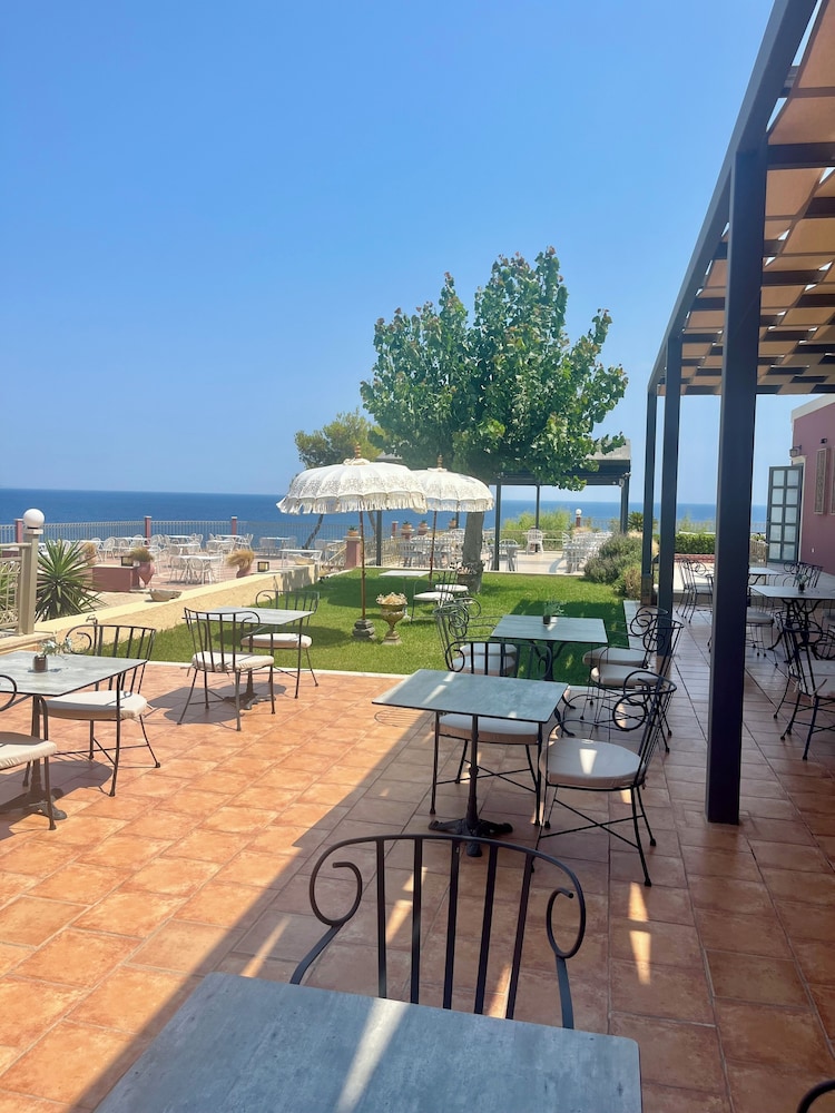 Balcony Hotel 63/66