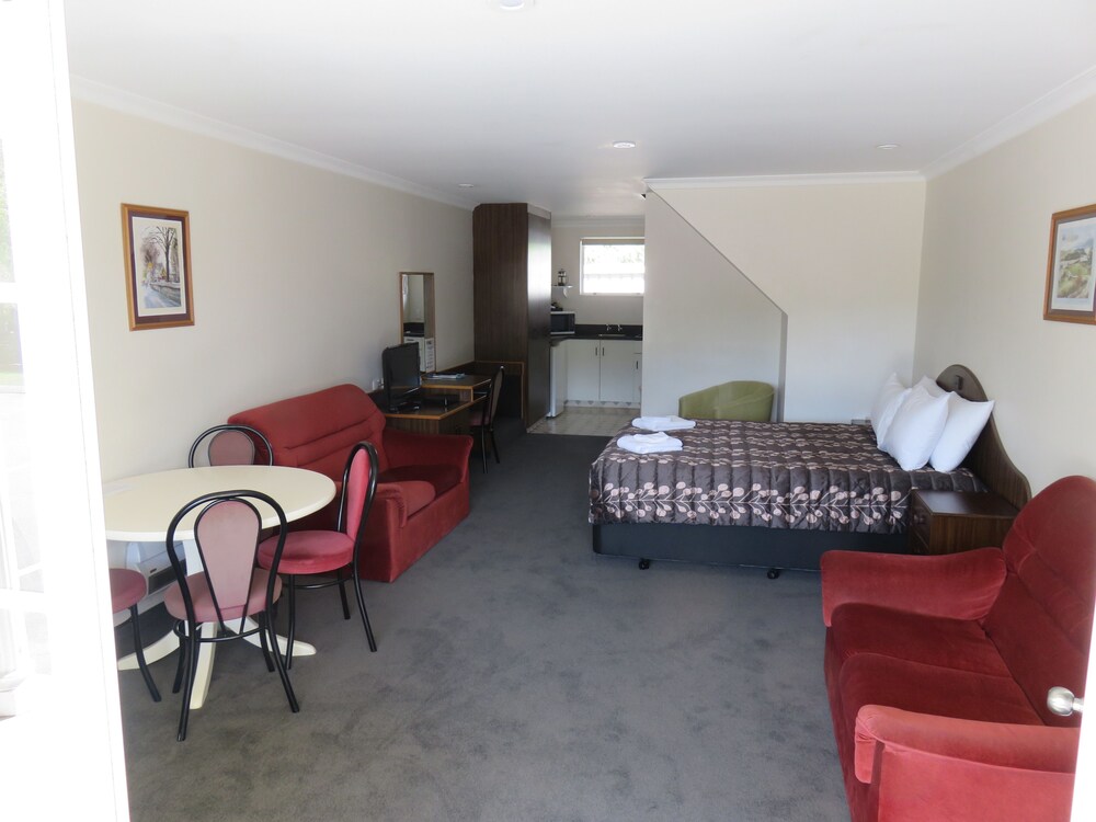 Admirals Motor Lodge 48/71
