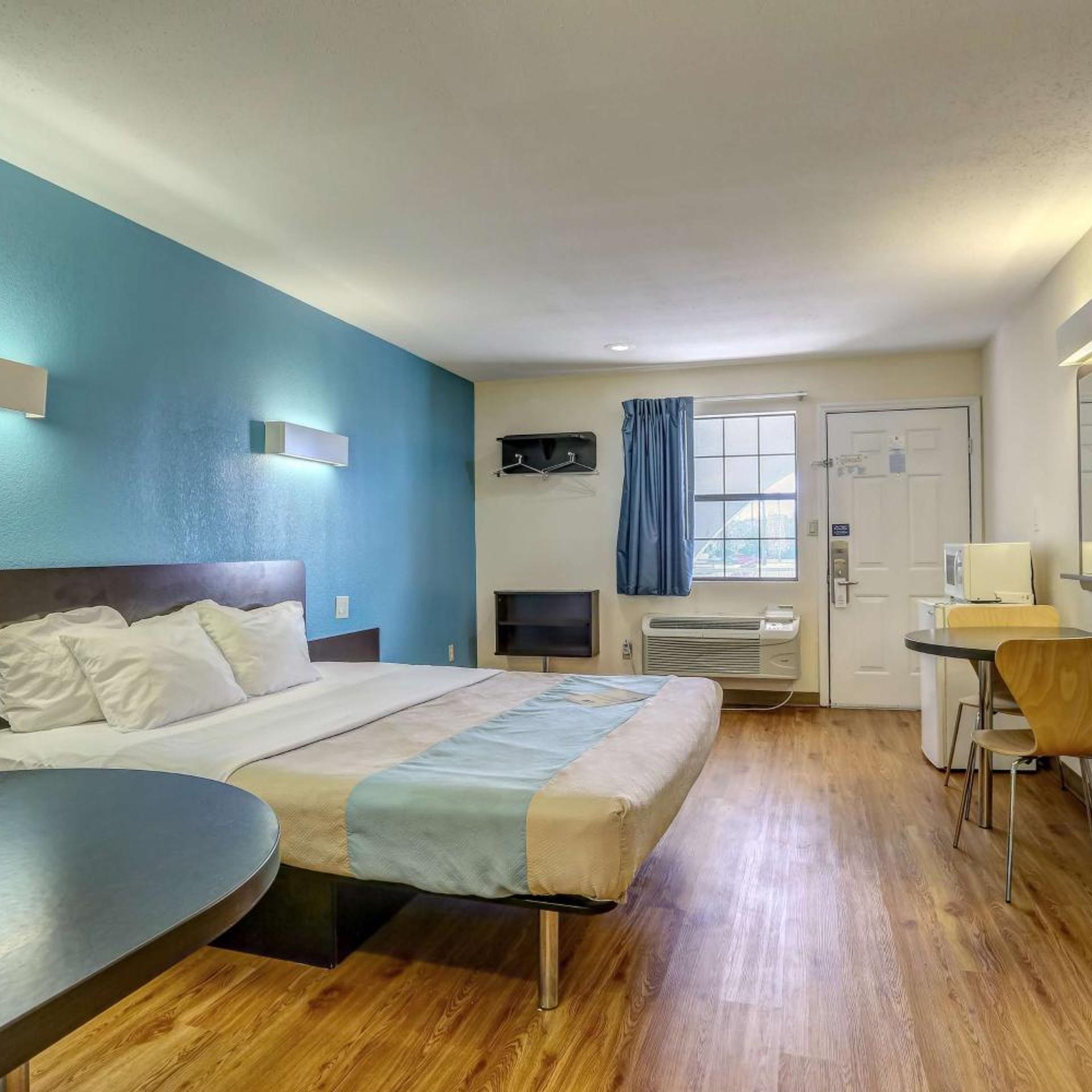 1 King Bed - Mobility Accessible Tub Smk