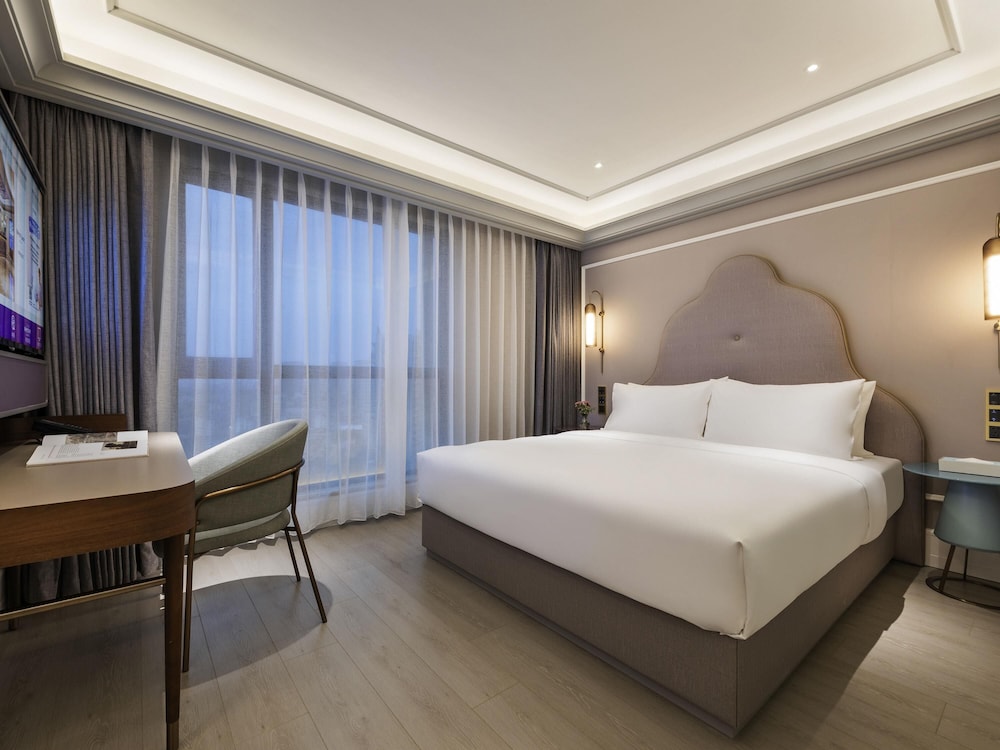 PRIVILEGE, KING BED
