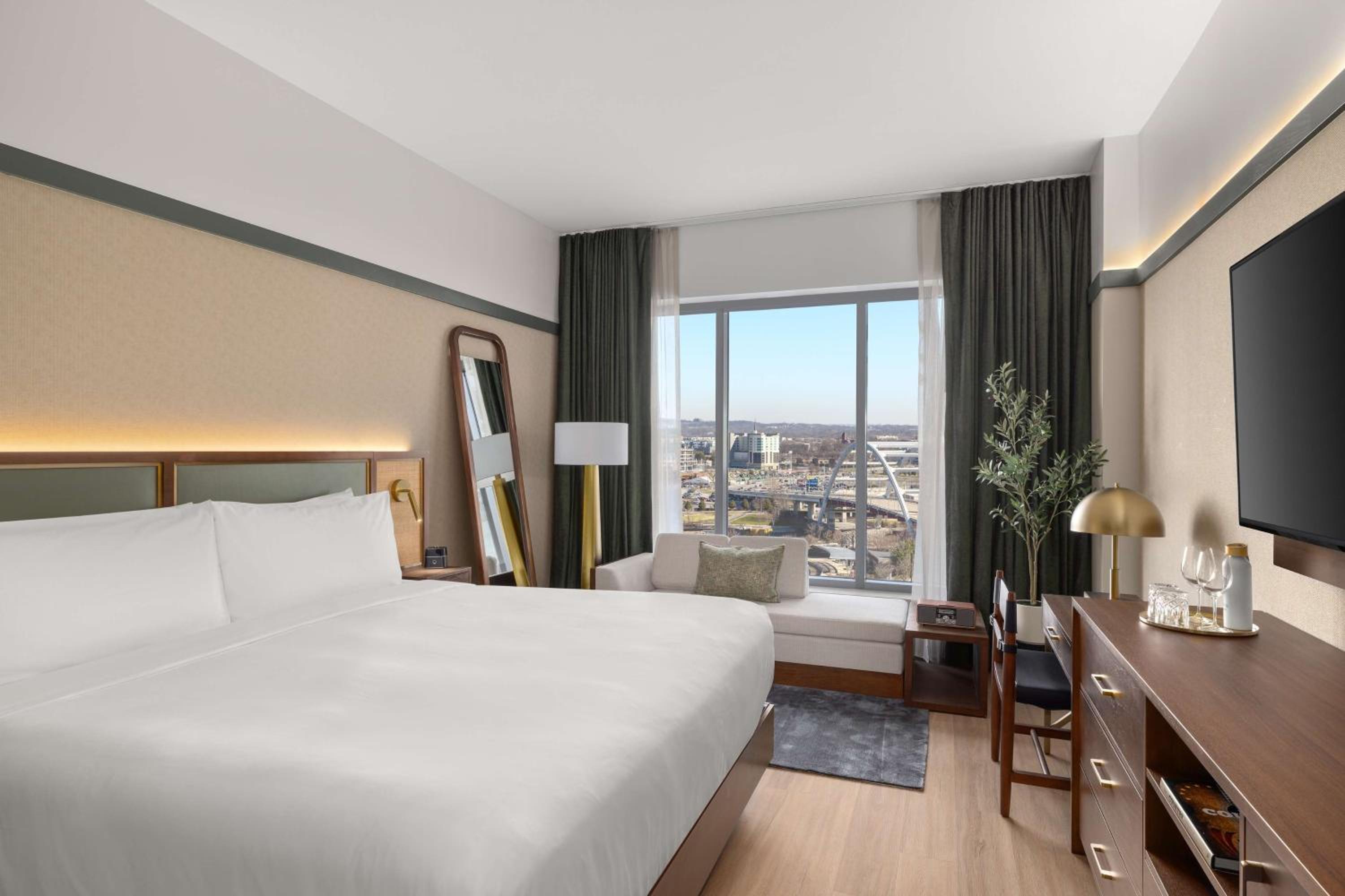 SUITE, KING BED, SOFA