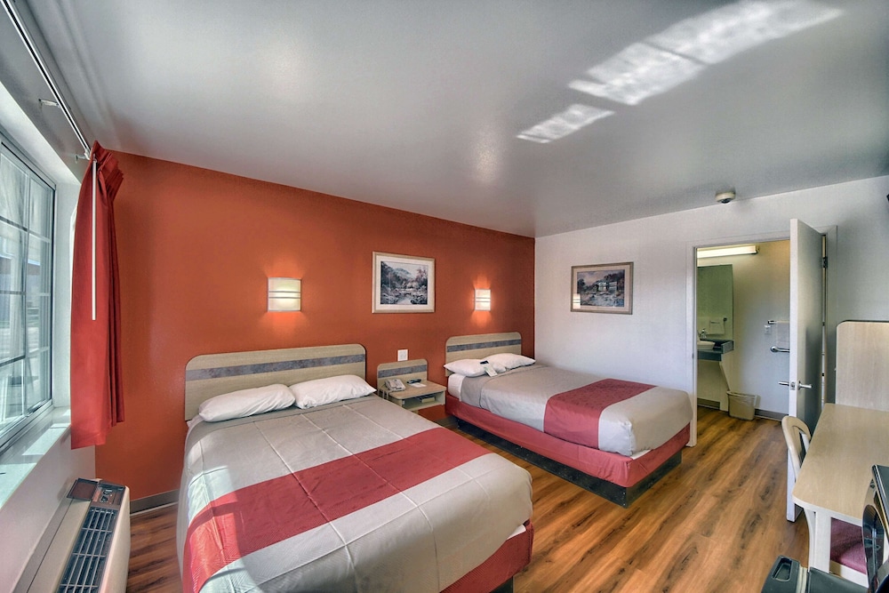 Standard, 2 Double Beds, Accessible, Motel6 Kerrville, TX 2/7
