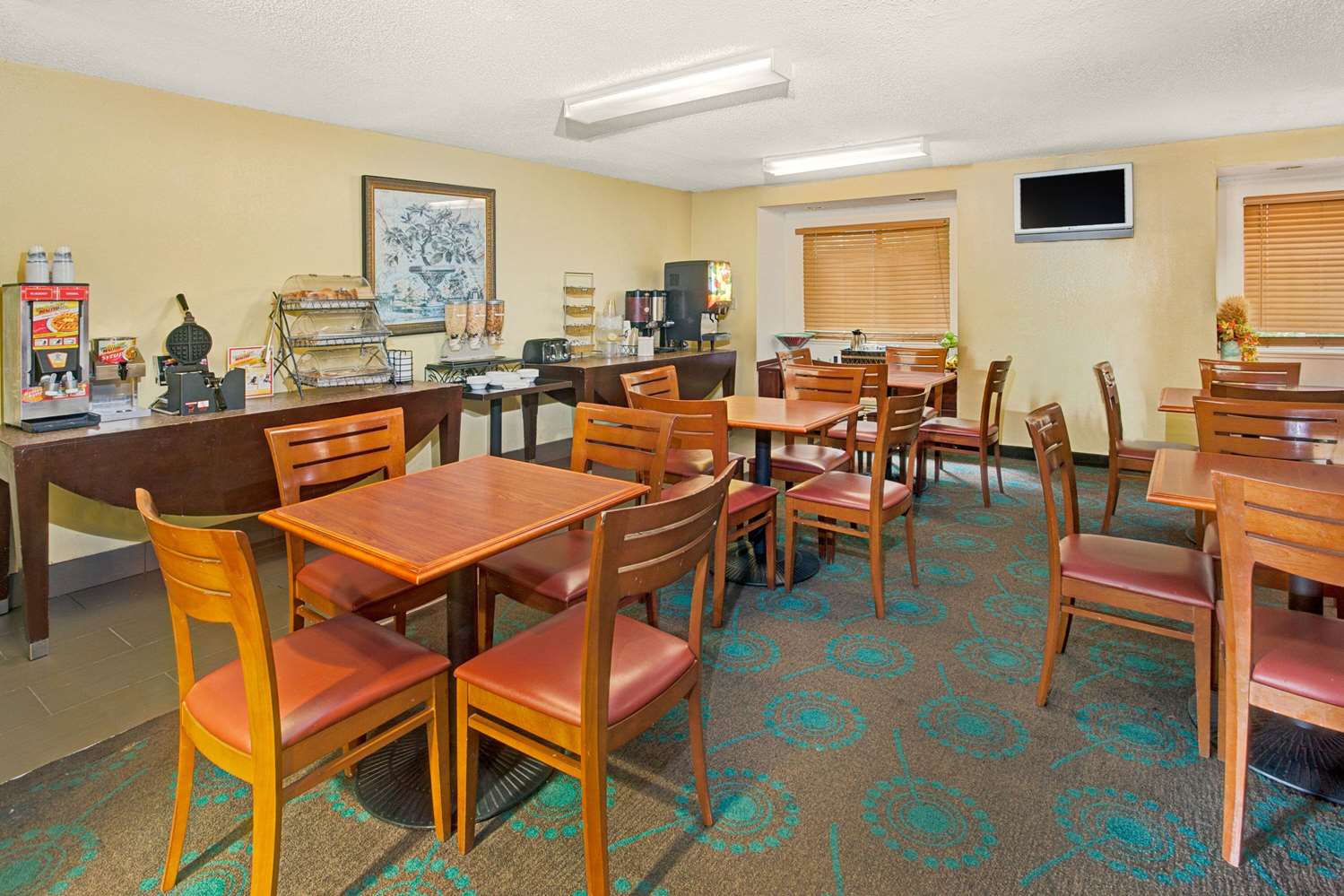 Microtel Inn and Suites by Wyndham Atlanta Airport 18/25