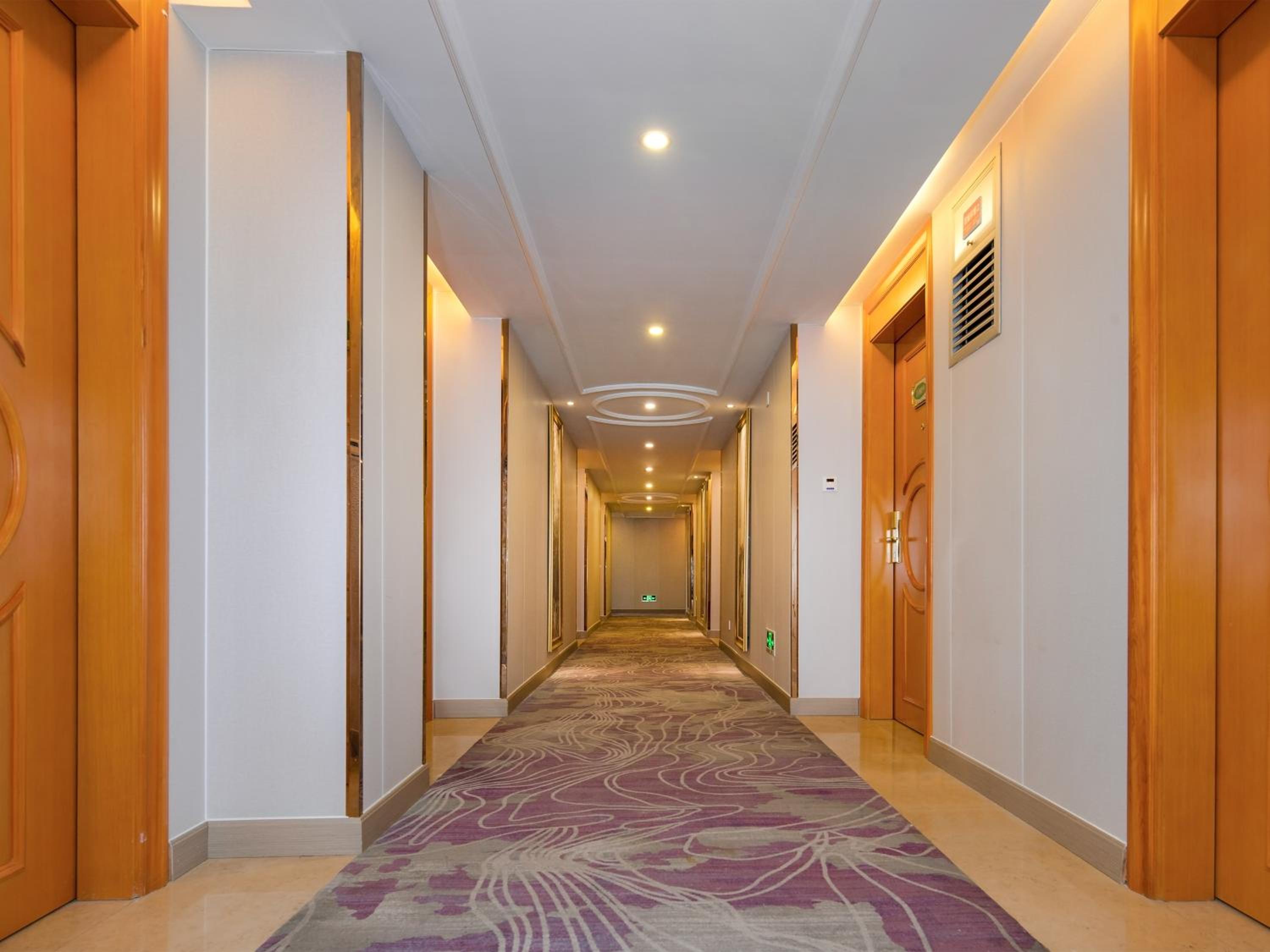 Vienna Hotel (Shenzhen Jixiang Metro Staion) 6/23