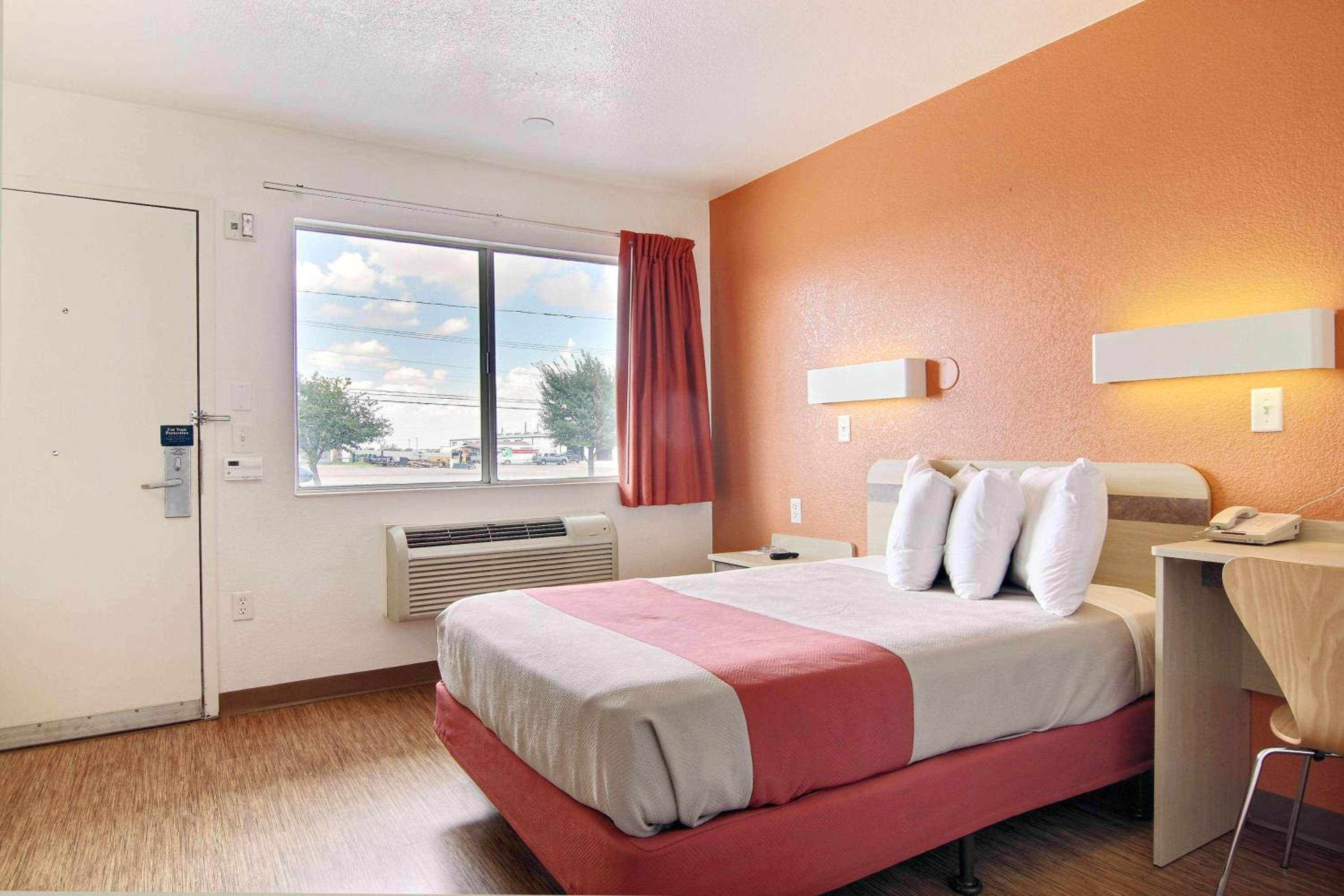 1 Queen Bed - ADA/RI Shower 9/10