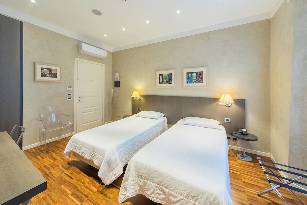 Century Hotel 16/39