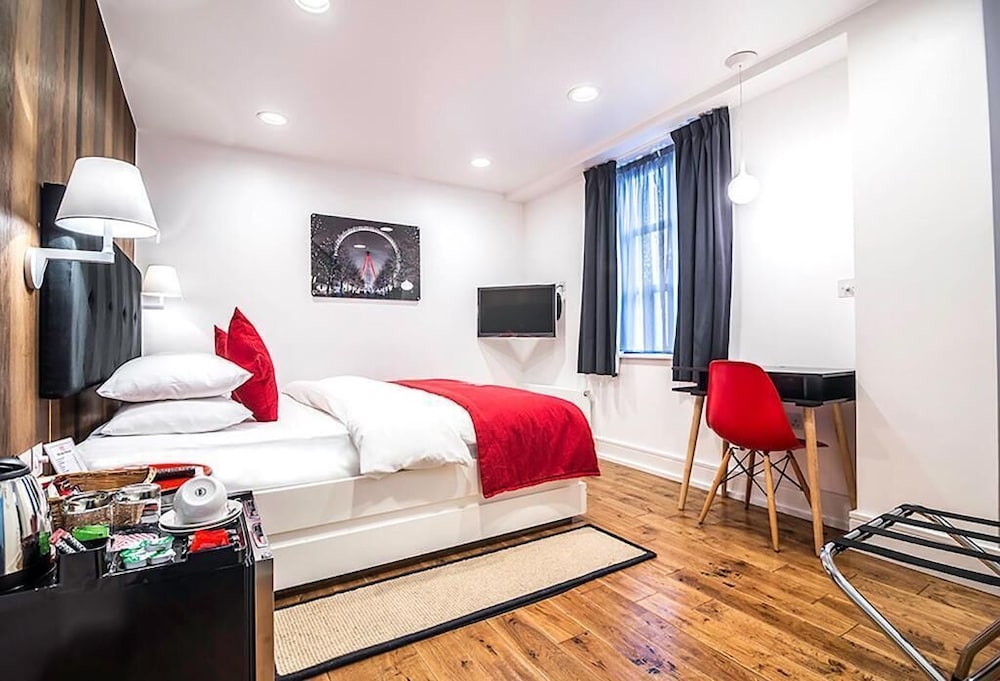 The Whitechapel Hotel 16/50