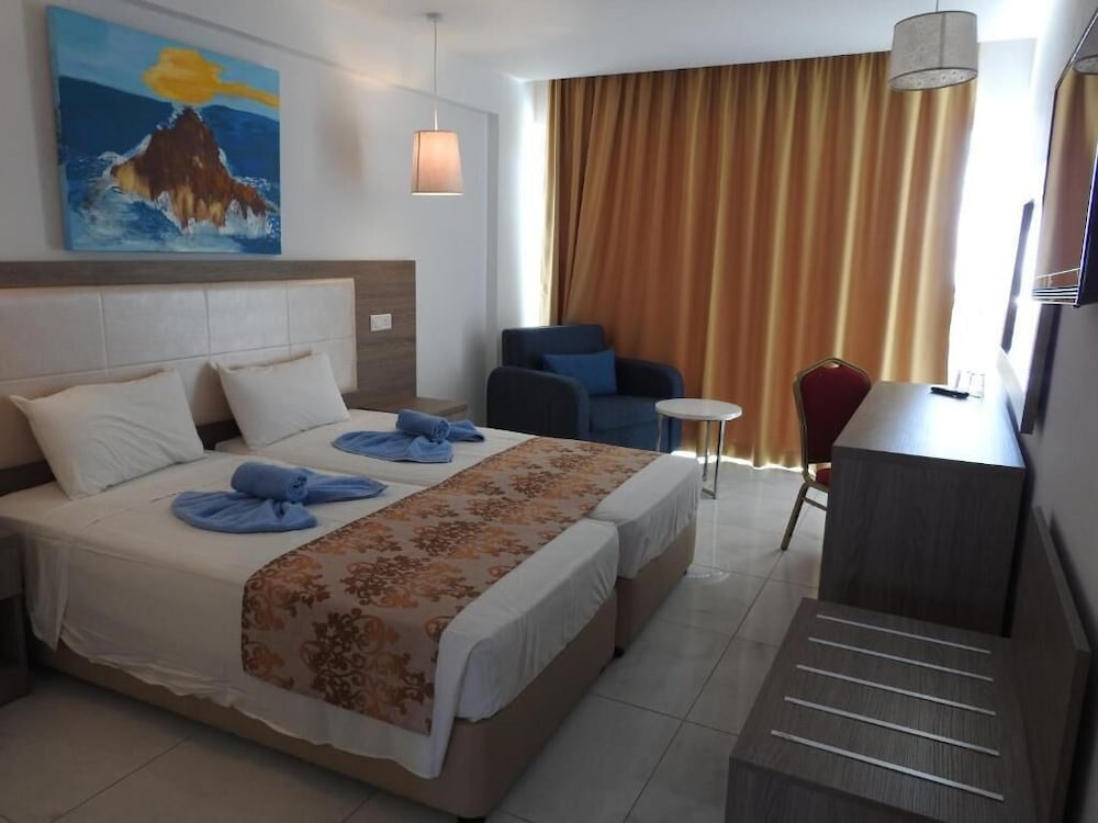 STANDARD, DOUBLE OR TWIN BED, PARTIAL SEA VIEW