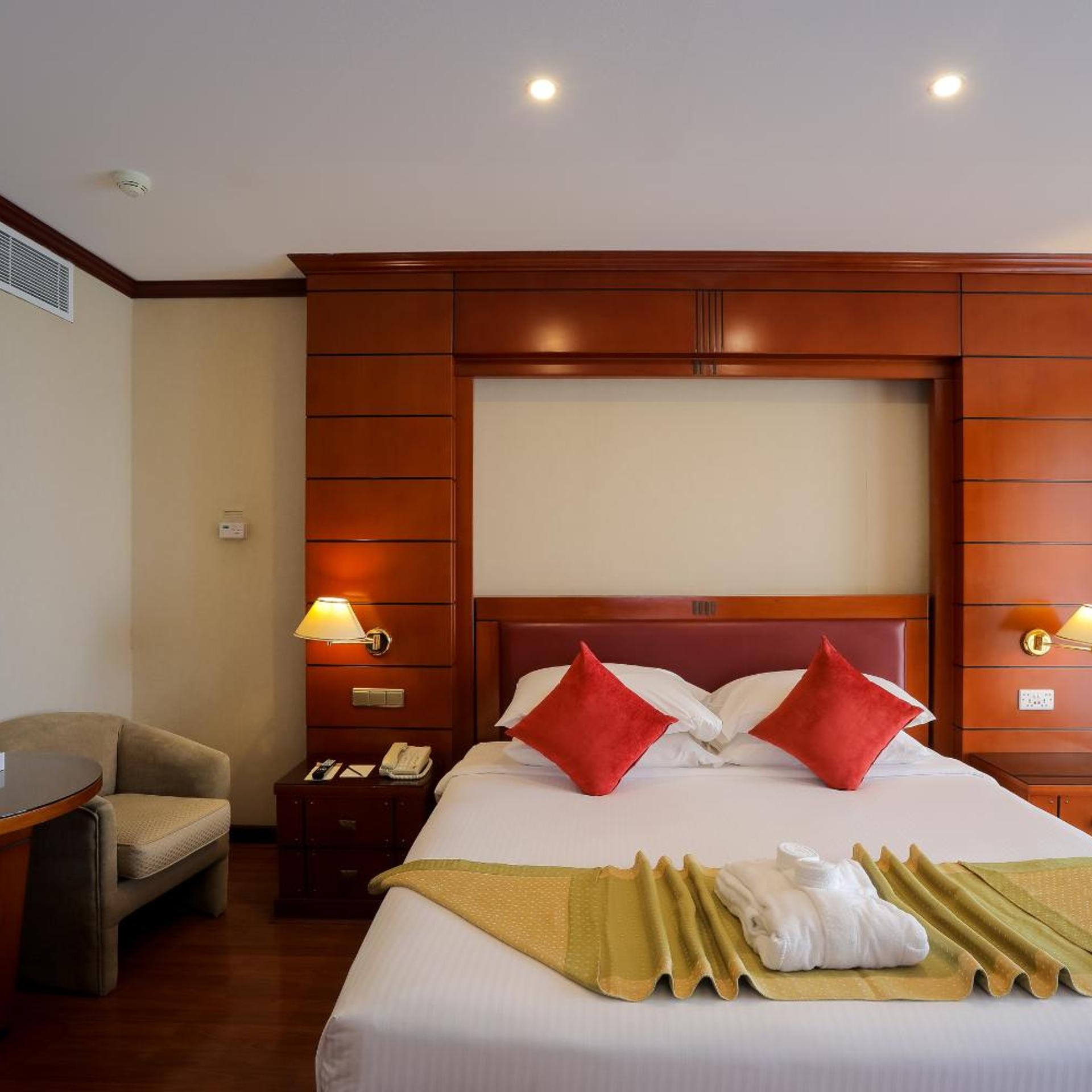 Superior King Room with City View