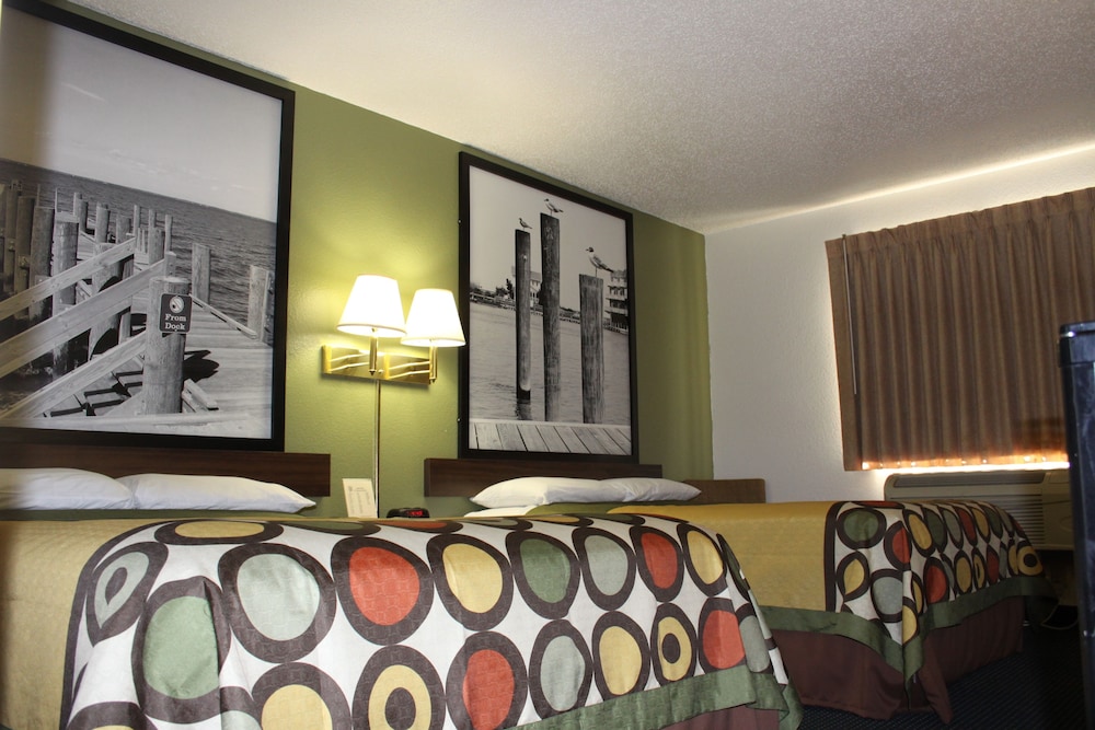 Super 8 by Wyndham Newport News/Jefferson Ave. 25/36
