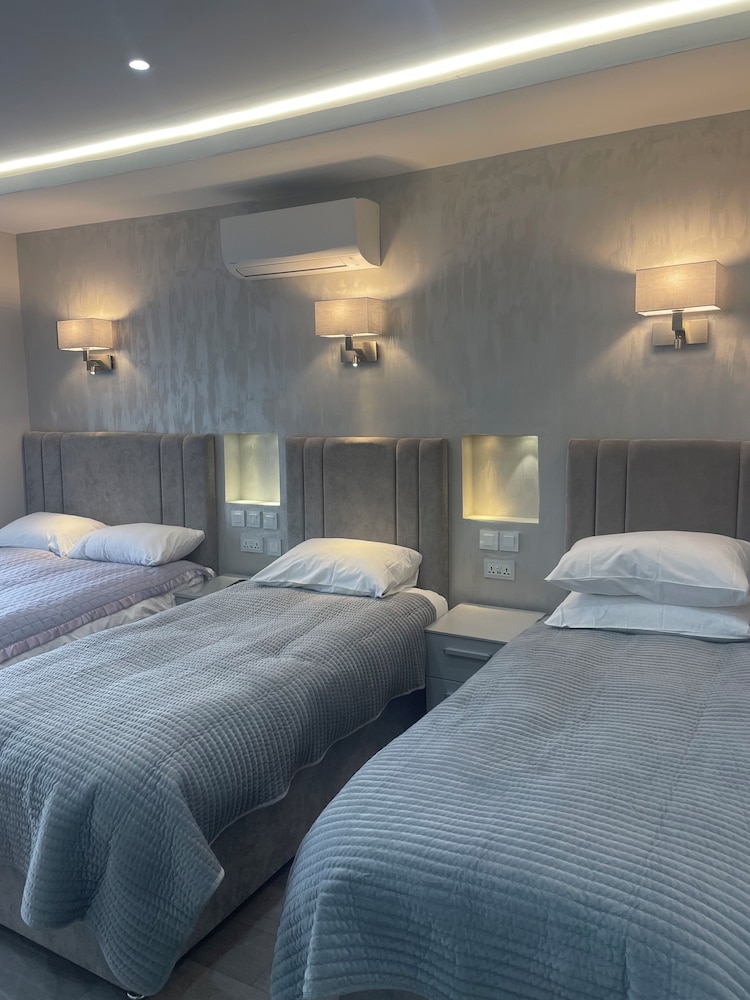 ROOM, QUADRUPLE