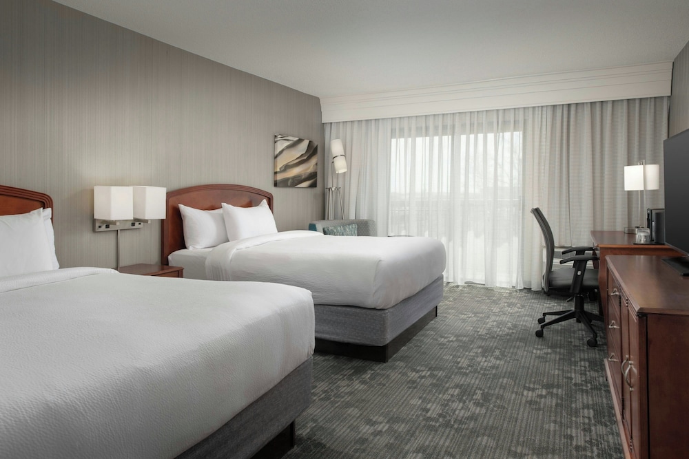Room, 2 Queen Beds, Courtyard View, Balcony