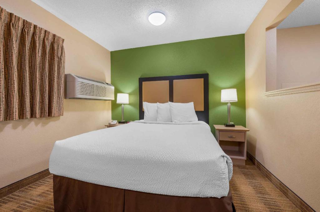 Deluxe, Queen Bed, Accessible