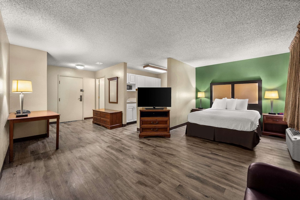 SUITE, QUEEN BED, ACCESSIBLE