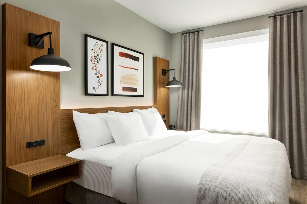 La Quinta Inn & Suites by Wyndham Mount Laurel / Moorestown 16/58
