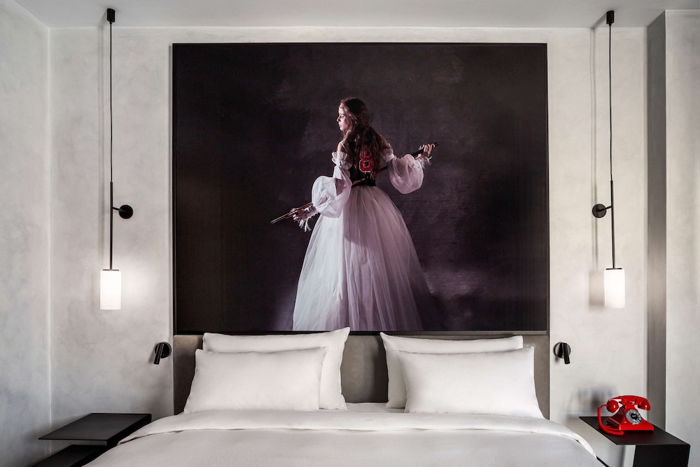 Radisson RED Madrid (ex. Paseo del Arte) 11/70