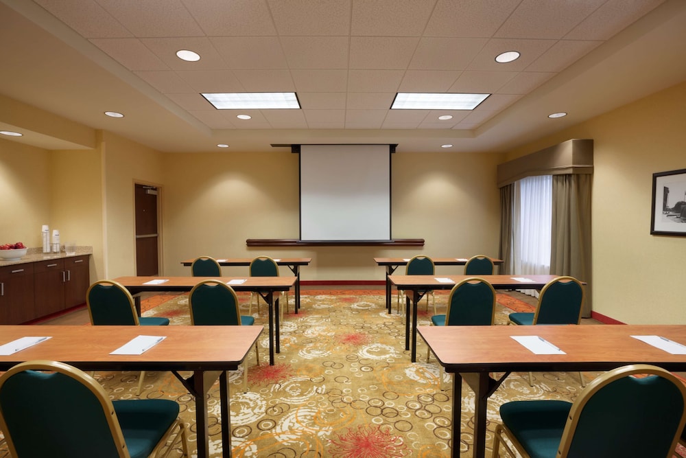 Hampton Inn and Suites Hartford/East Hartford 46/50
