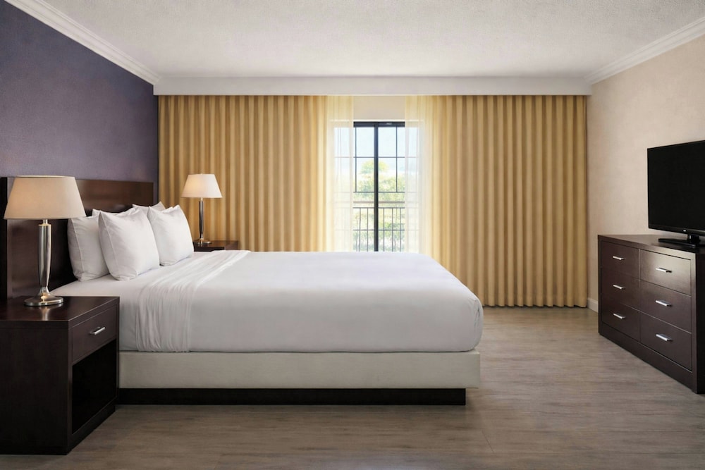 Buena Park Grand Hotel and Suites 25/75