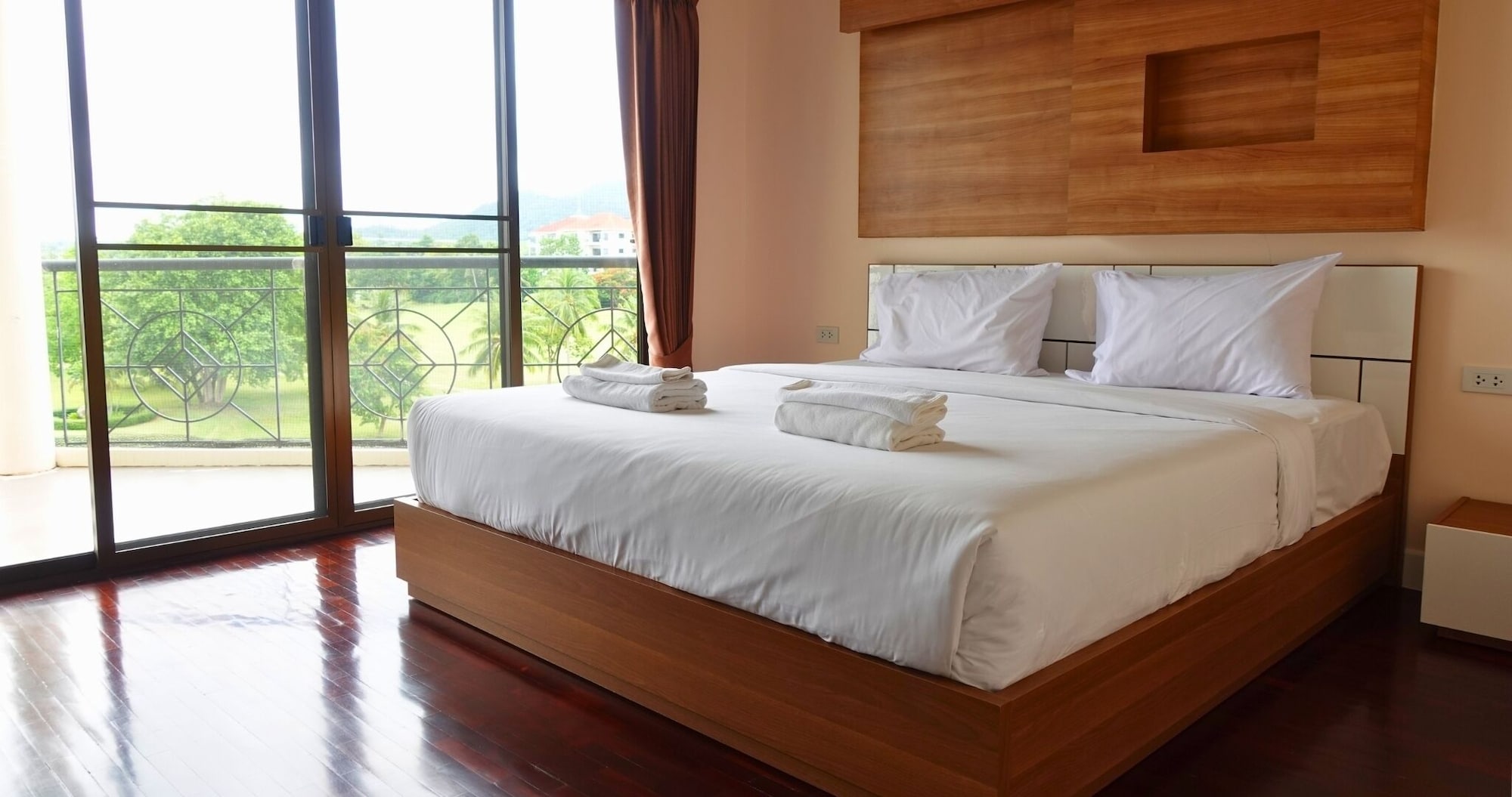 1 BEDROOM, SUITE