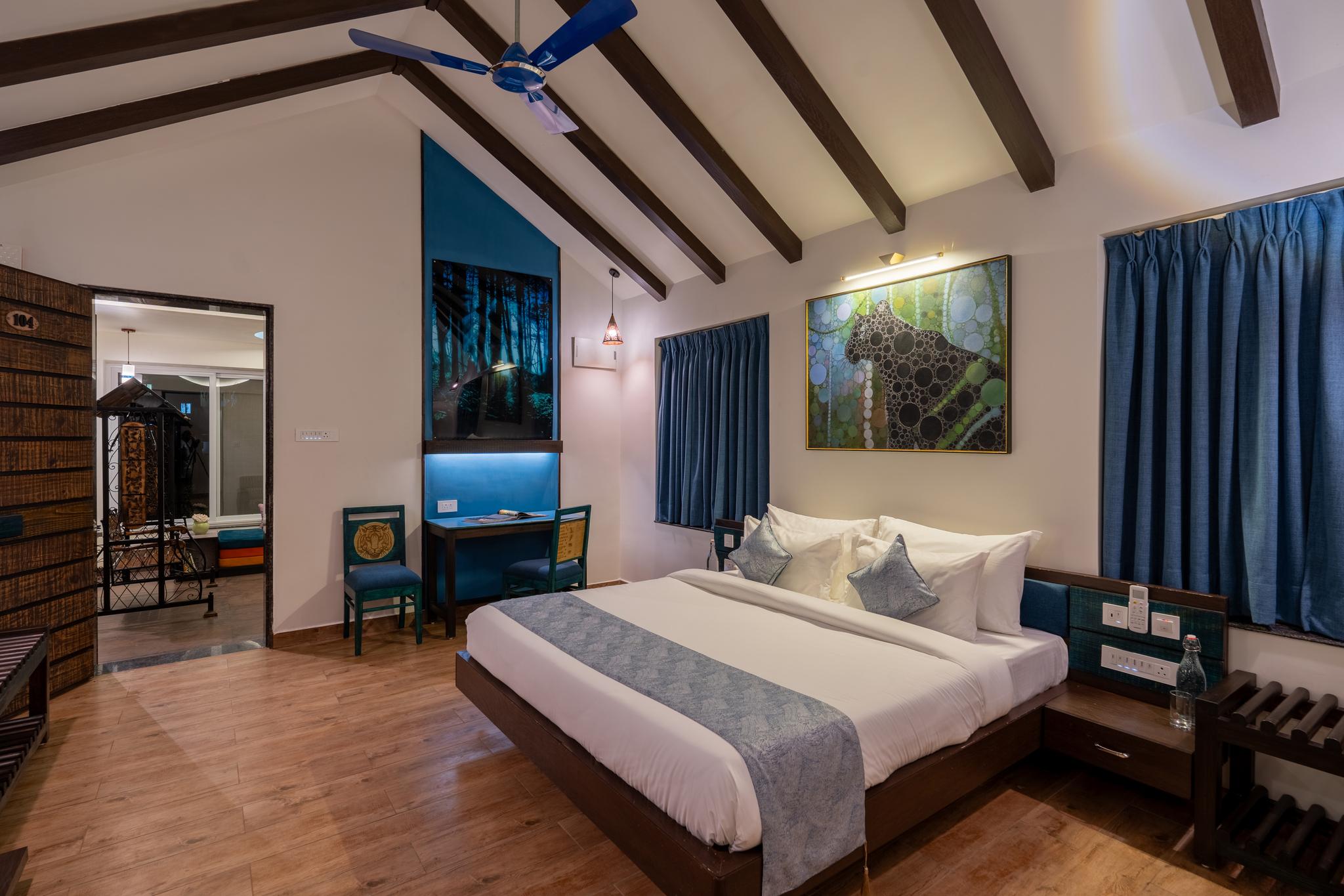 Luxury, Cottage, King Bed, Private Garden Area