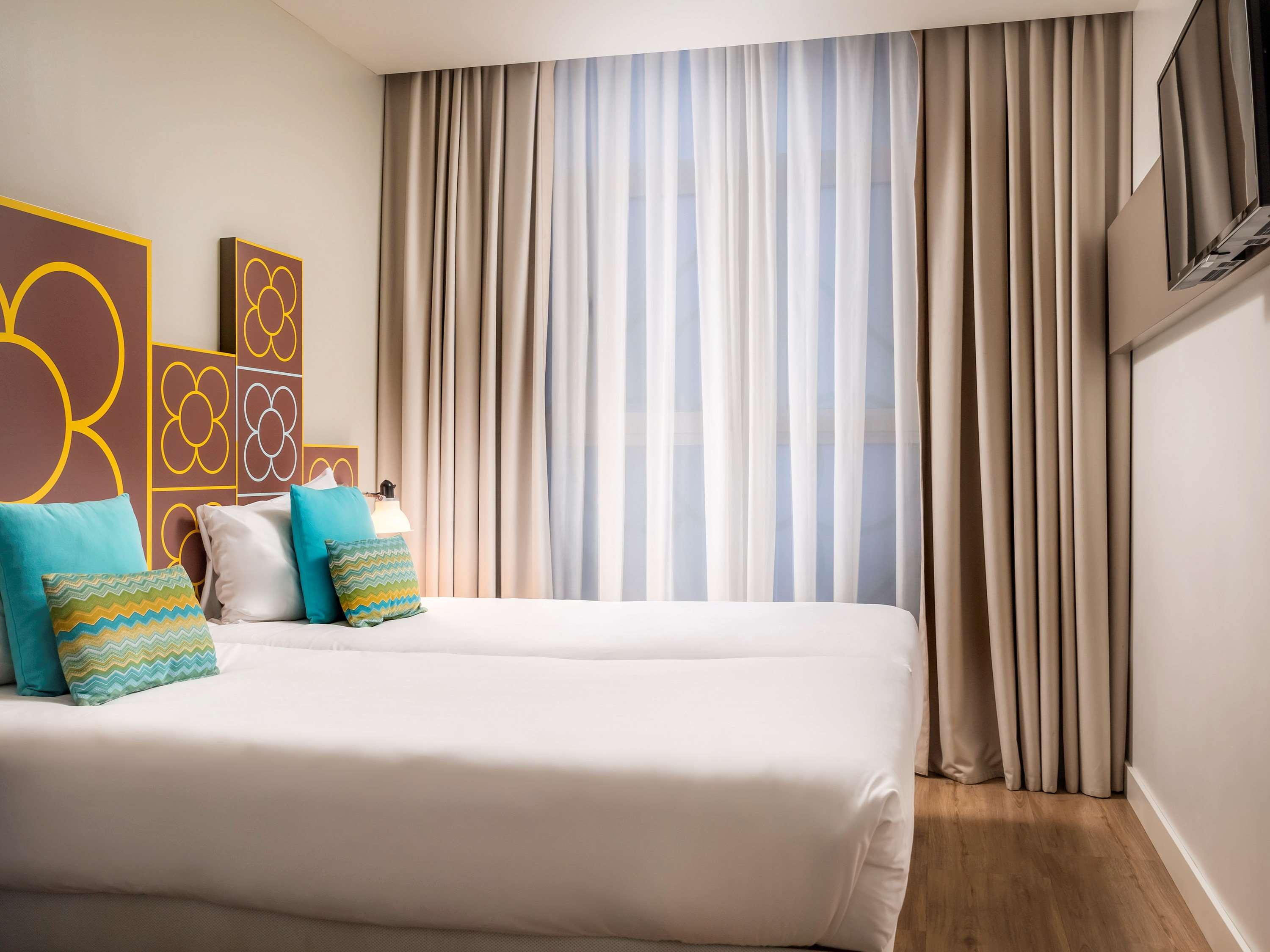 INTERIOR, STANDARD, TWIN BEDS