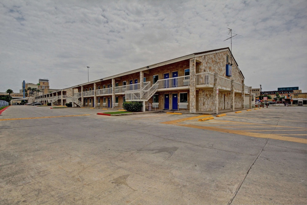 Motel6 San Antonio, TX - Downtown - Market Square photo3
