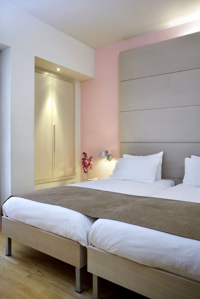 ROOM, TWIN BEDS