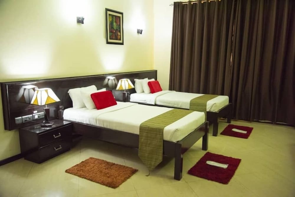 Hotel Sapphire 13/68