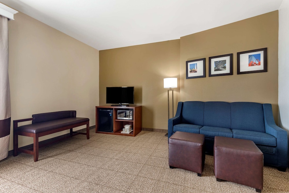 Comfort Suites West Dallas Cockrell Hill 24/35