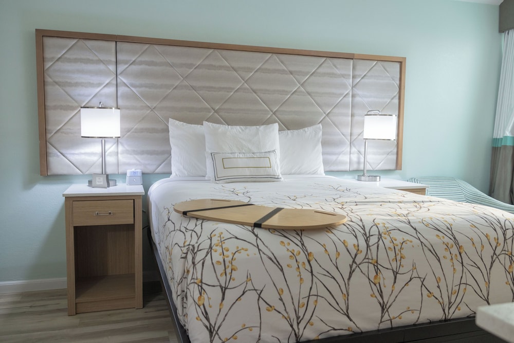 غرفة بسرير كوين مع أريكة، Outer Banks Inn 5/10