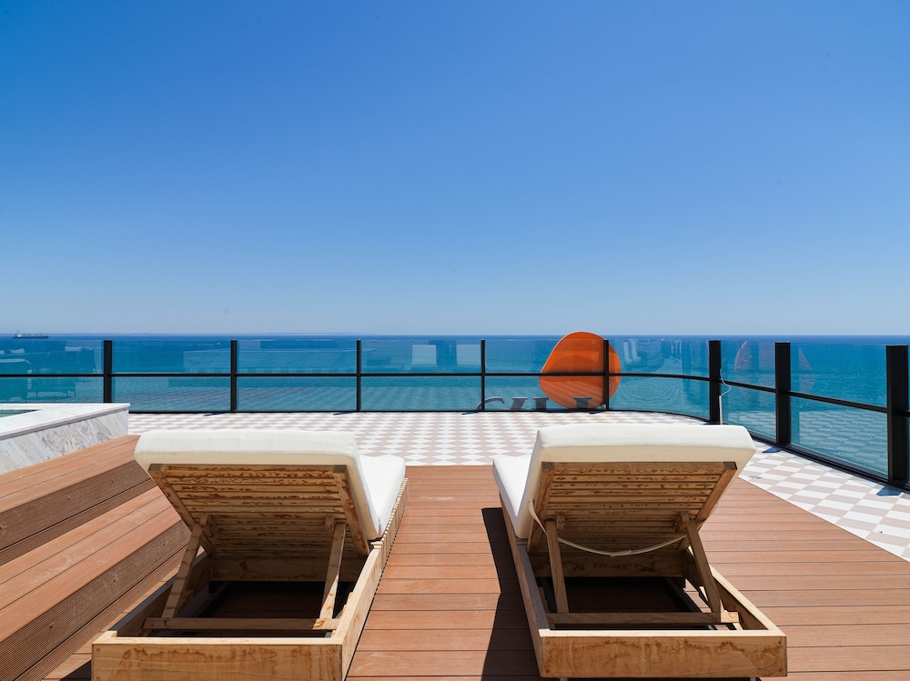 LIV Mackenzie Beach Suites 36/55
