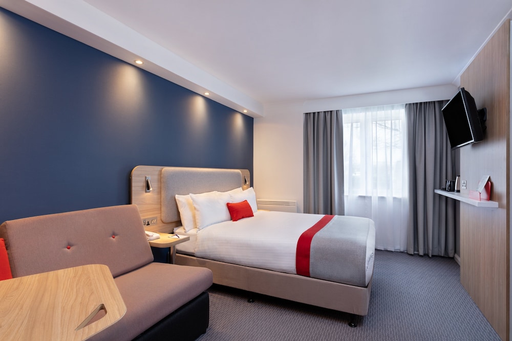 Holiday Inn Express Strathclyde Park M74 Jct 5 14/43