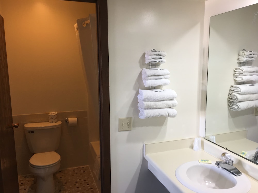 Thunderbird Motor Inn Baraboo 14/22