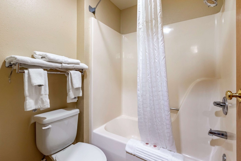 Comfort Inn & Suites Cedar Rapids North - Collins Road, IA 8/37