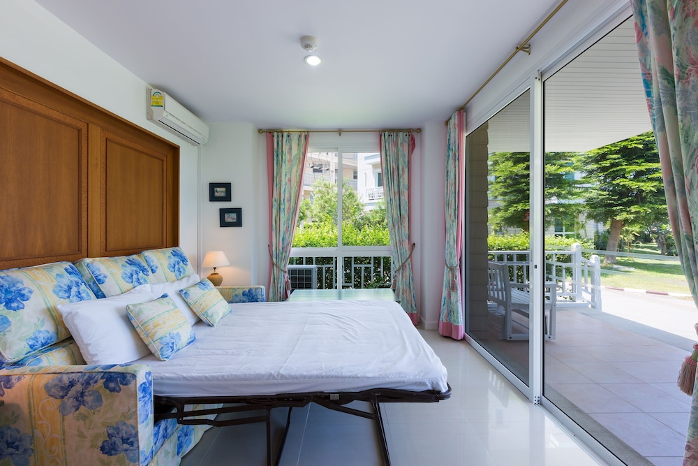 3 Bedrooms, Apartment, Twin Beds, Sofa, Adjoining Pool, Baan Poolom Beachfront Condominium 2/4