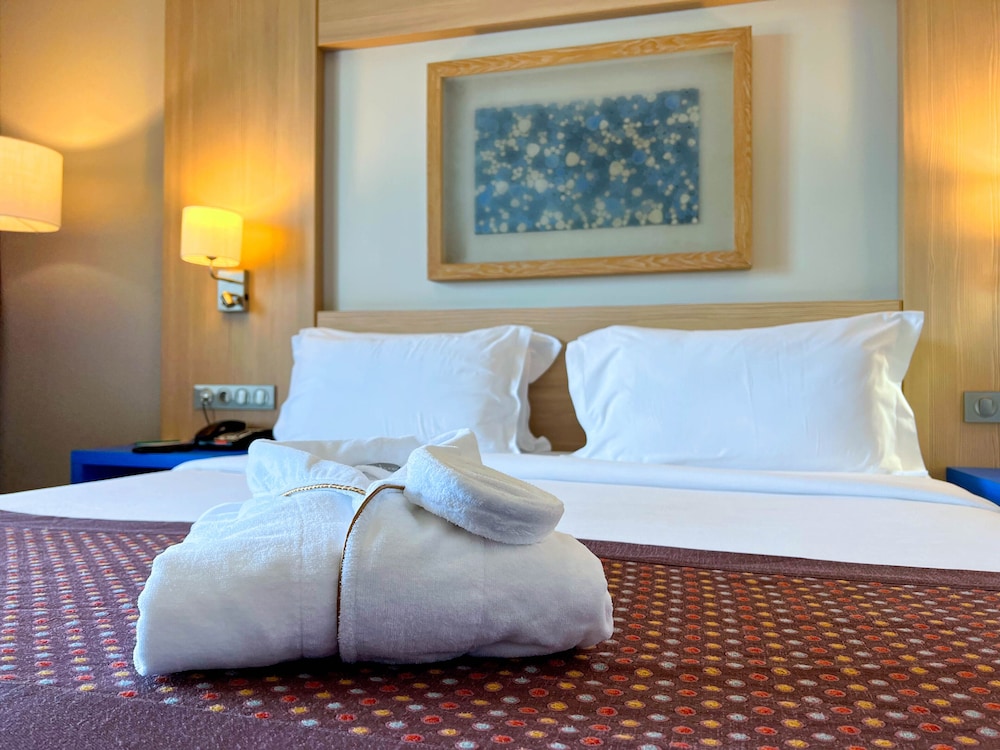 Golden Tulip Le Diplomate Cotonou 35/72