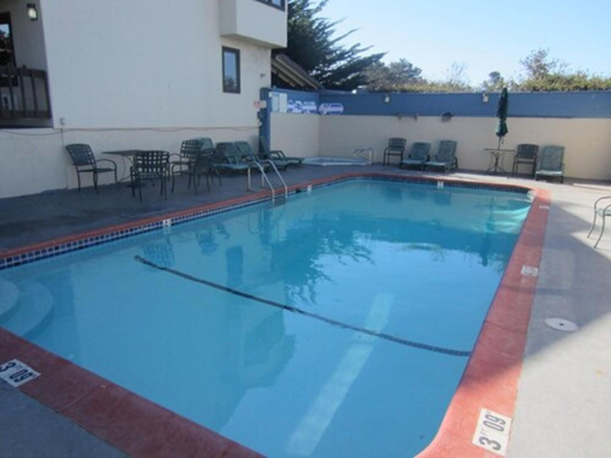 Econo Lodge Monterey Fairgrounds 15/21