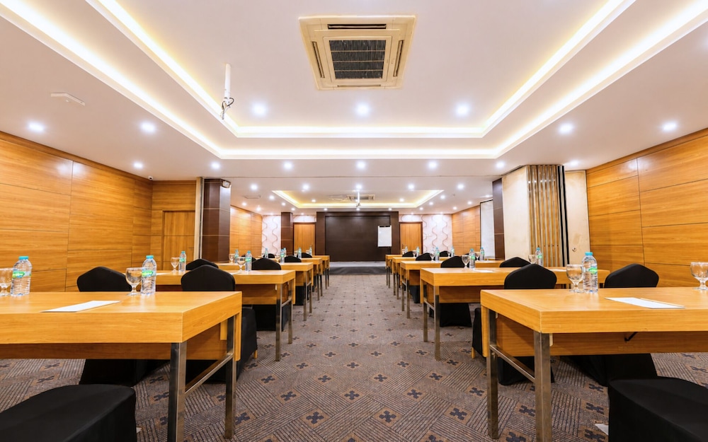 Front One Hotel Airport Solo 40/50