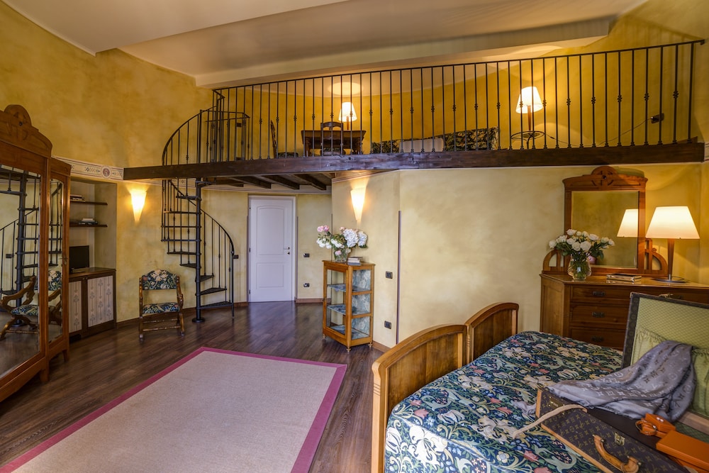 DUPLEX, SUITE