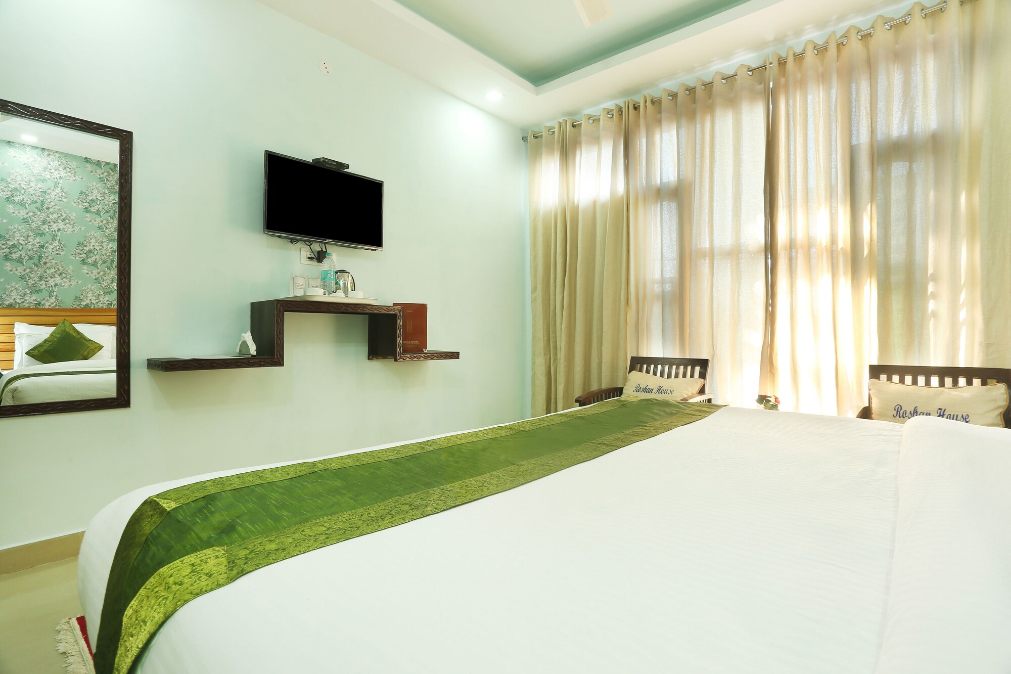 غرفة قياسية بسرير كينج، Treebo Roshan House 8/10