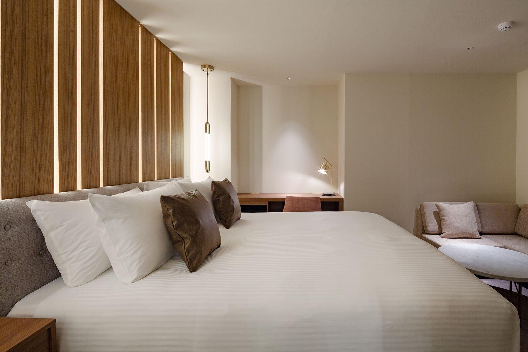 ROOM, KING BED